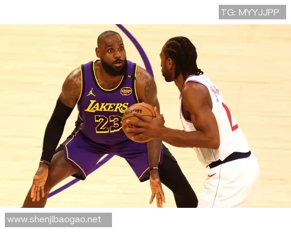 詹姆斯上篮失手里弗斯迅速跟进补篮成功助球队得分